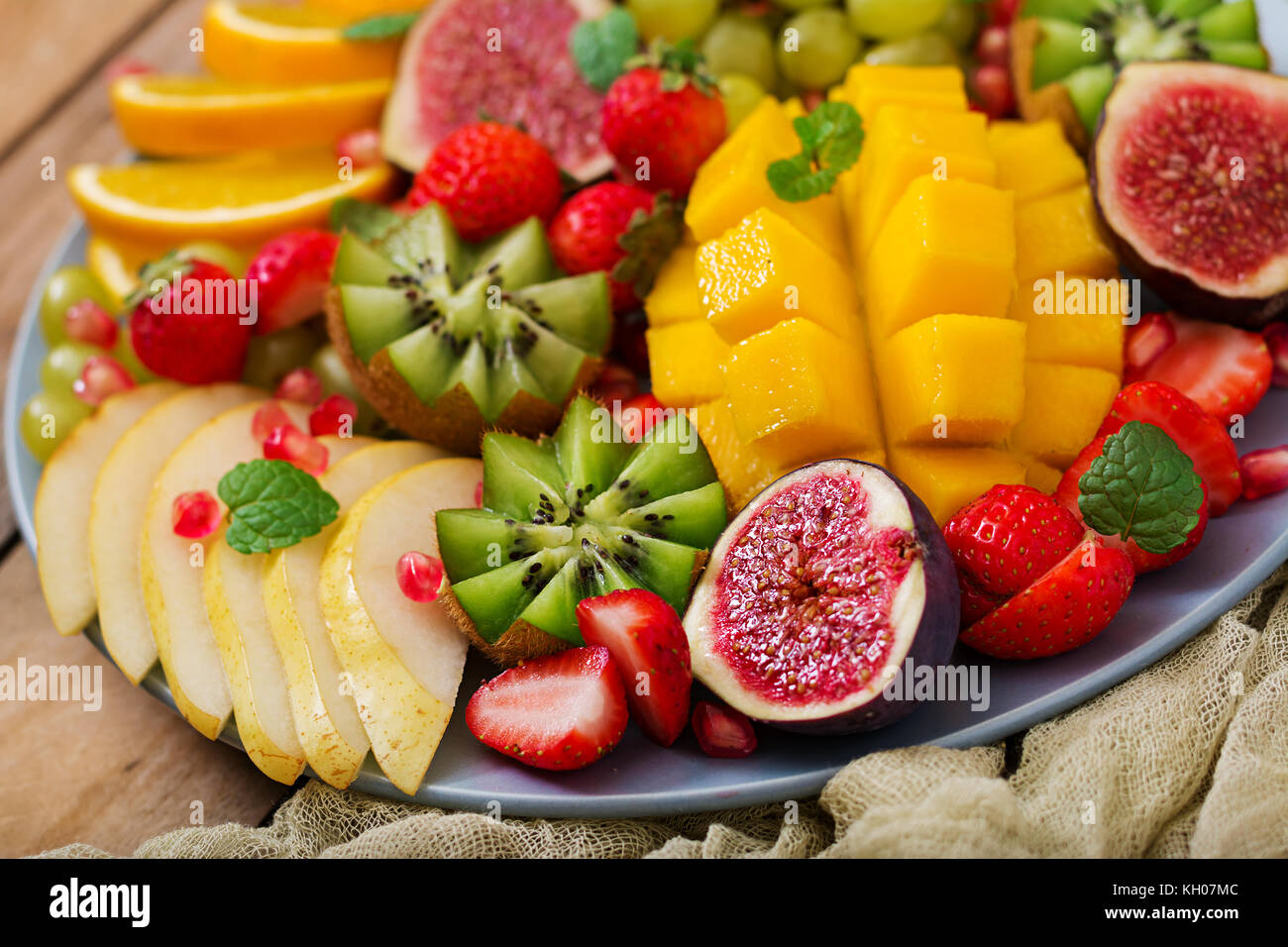 Fruit and vegetable platter hires stock photography and images Alamy
