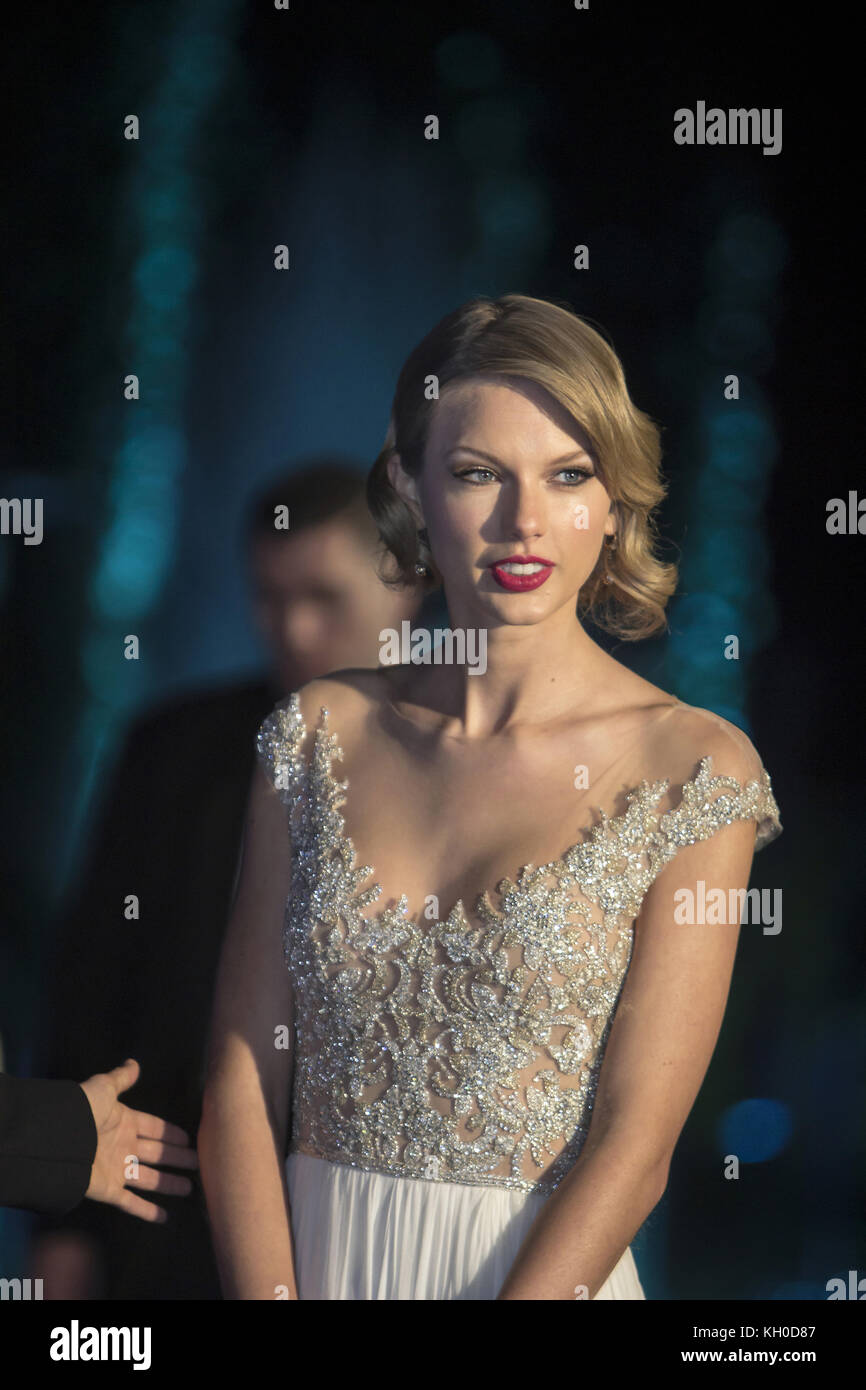 The American singer Taylor Swift looked sensational when she arrived at the blue carpet at the Centrepoint’s Winter Whites Gala 2013 at Kensington Palace. UK 2013. Stock Photo