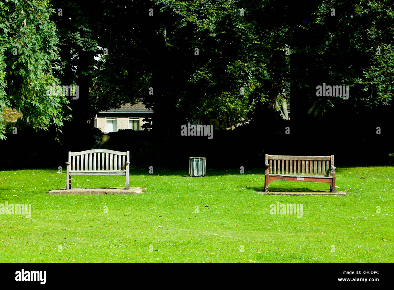 Empty park benches hi-res stock photography and images - Alamy