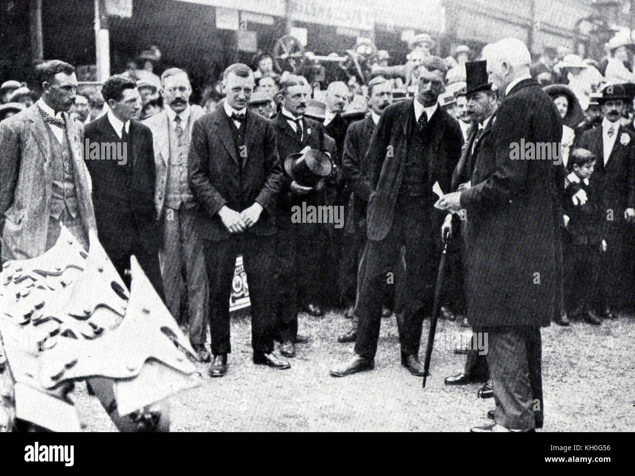 Bristol Royal show (Durdam Down) 1913 - King George V inspecting a mechanical digger Stock Photo