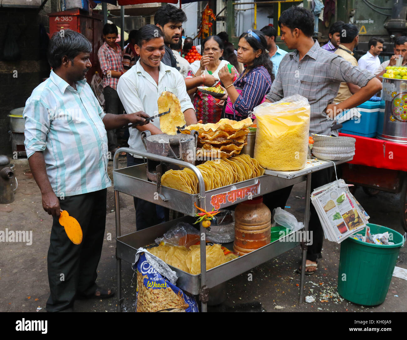 Street food sellers in Mumbai, India Stock Photo