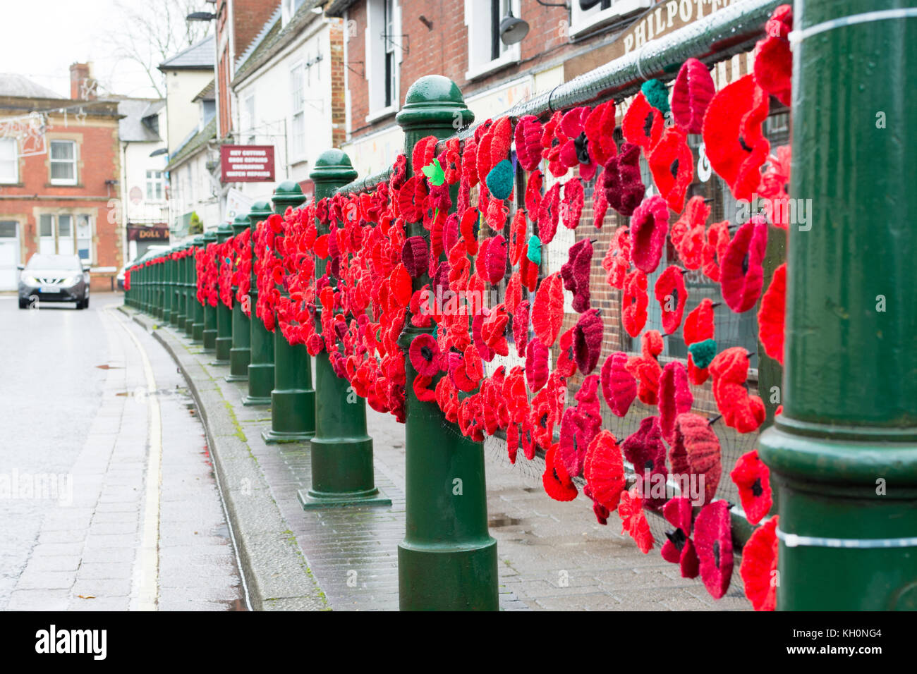 Two and a half thousand knitted red poppies decorating High Street railings for Armistice Day, Fordingbridge, Hampshire, UK, 11th November 2017. Stock Photo