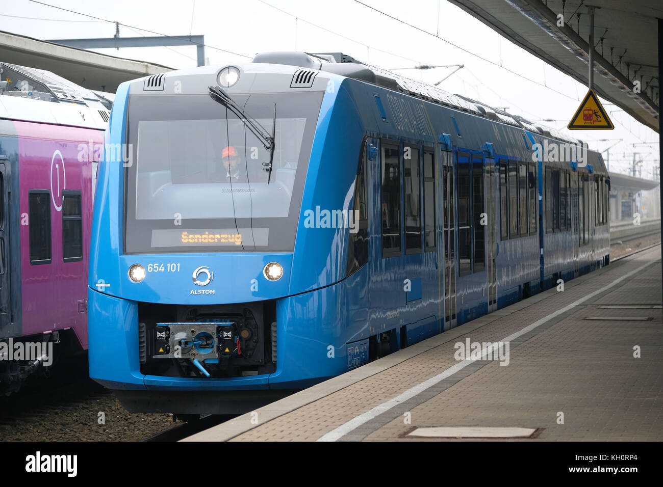 Wolfsburg, Germany. 9th Nov, 2017. A new train powered by fuel cells which convert hydrogen to electricty, arrives at the train station in Wolfsburg, Germany, 9 November 2017. The train is planned to service railway links in parts of Germany, among other places also in Lower Saxony. Sections of the train are decorated with chemical symboles. Credit: Peter Steffen/dpa/Alamy Live News Stock Photo
