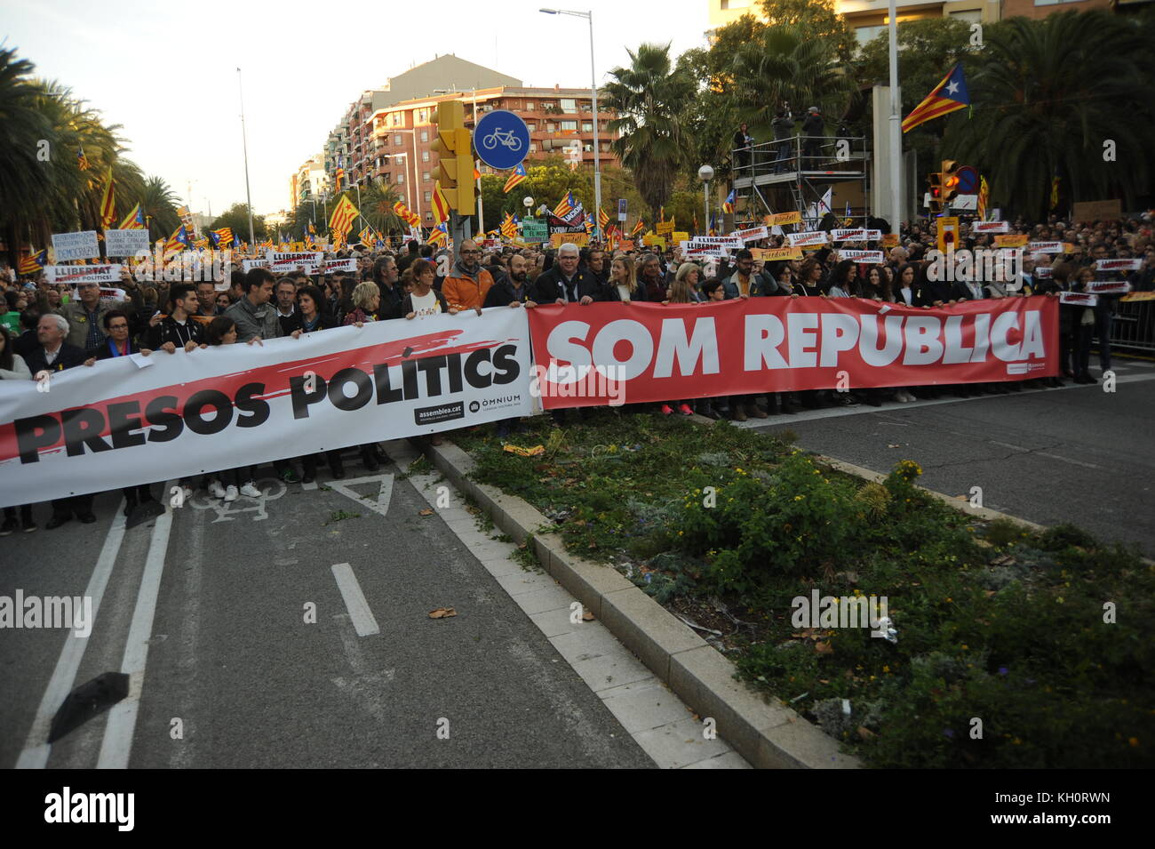 Barcelona,Catalonia, Spain. 11th November 2017. Demonstration in Marina Street to protest against the imprisonment of pro-independence catalan political leaders and to claim for the liberation of all political prisoners. Catalan government were imprisoned after the declaration of independence from Spanish state. Credit: Alberto Paredes / Alamy Live News Stock Photo