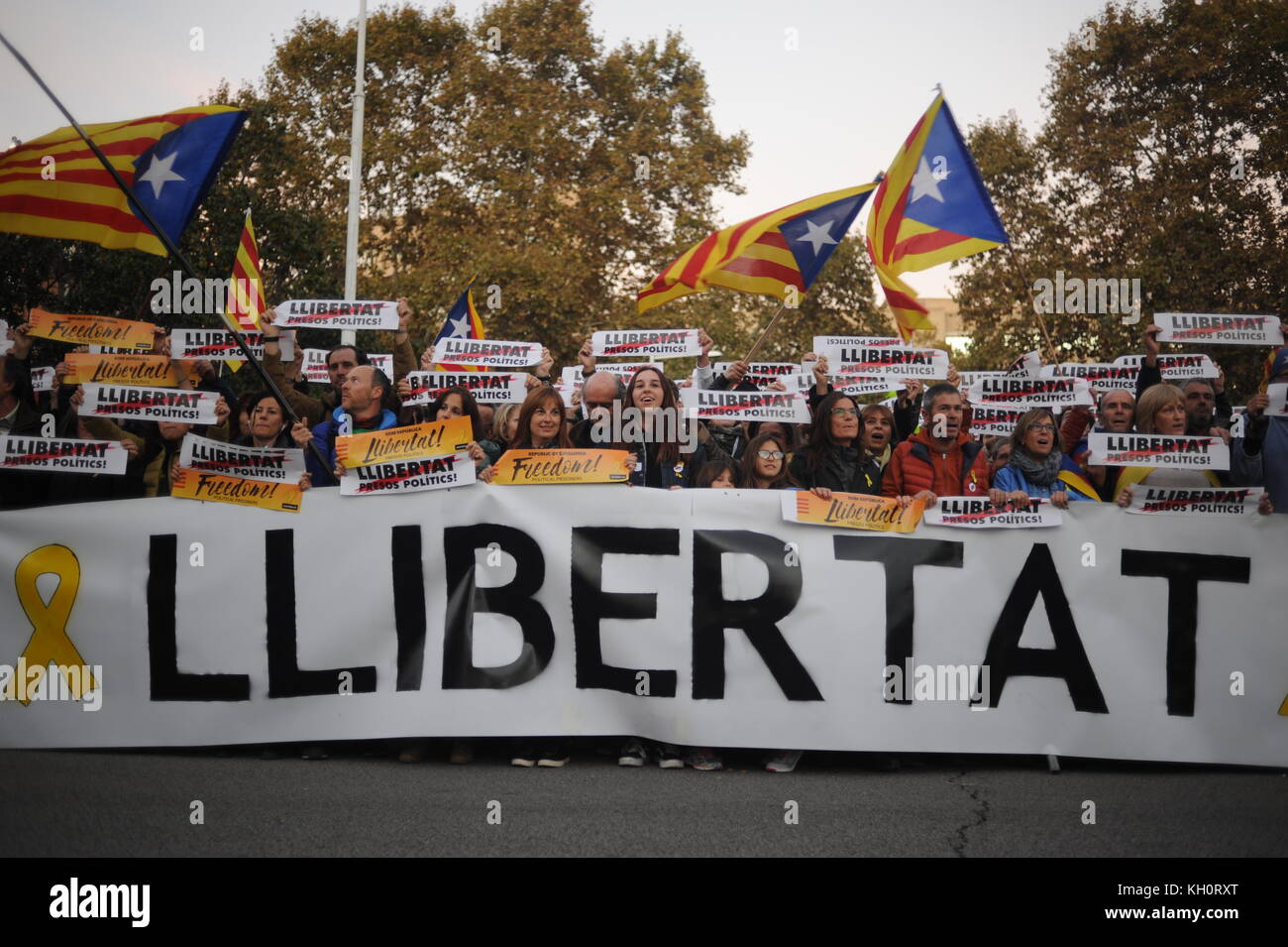 Barcelona,Catalonia, Spain. 11th November 2017. Demonstration in Marina Street to protest against the imprisonment of pro-independence catalan political leaders and to claim for the liberation of all political prisoners. Catalan government were imprisoned after the declaration of independence from Spanish state. Credit: Alberto Paredes / Alamy Live News Stock Photo