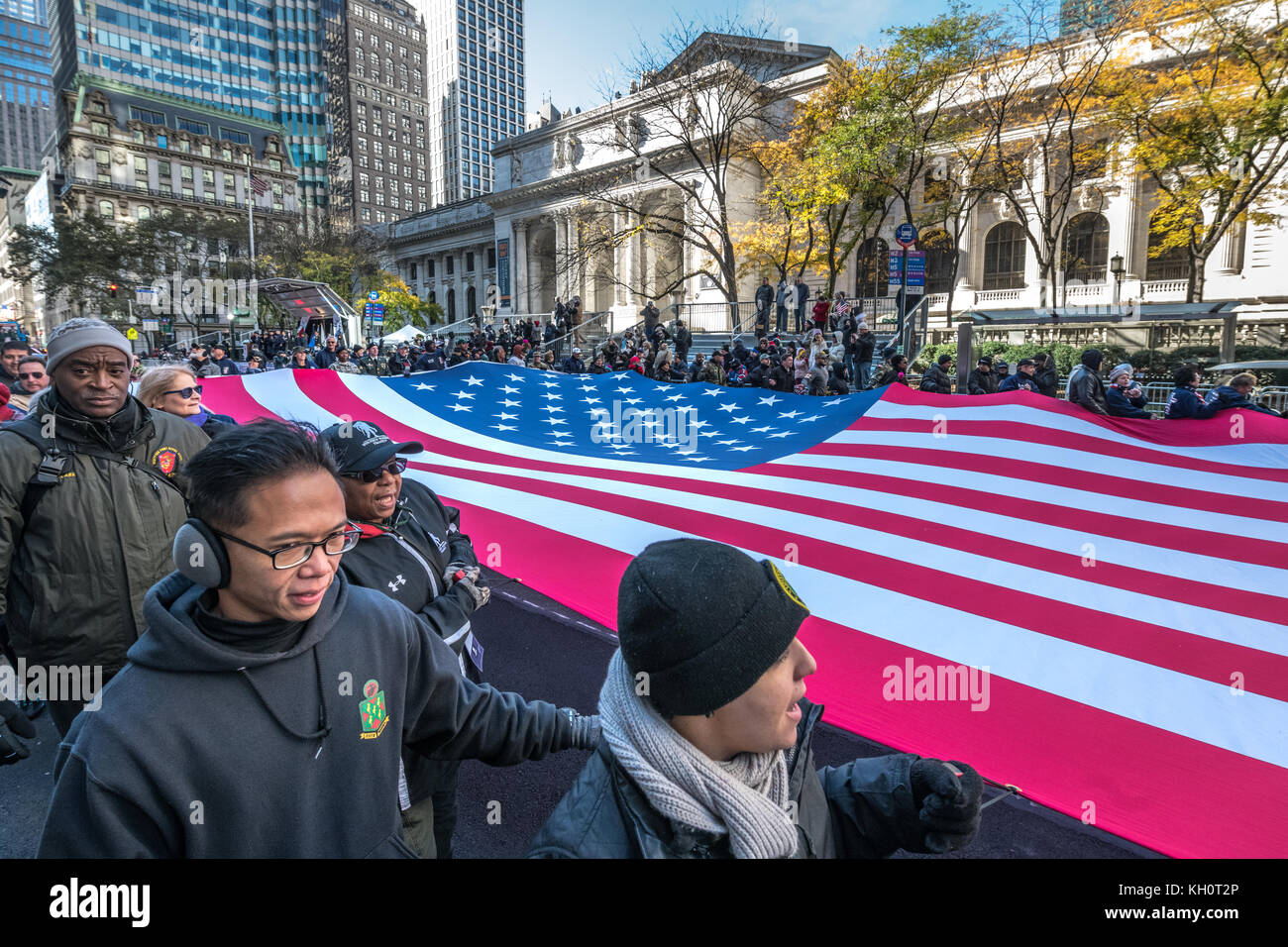 New York, USA, 11 Nov 2017.  Ground Zero volunteers carry a huge US flag through New York's Fifth Avenue in front of the NY Public Library during the 2017 Veterans Day parade . Photo by Enrique Shore/Alamy Live News Stock Photo