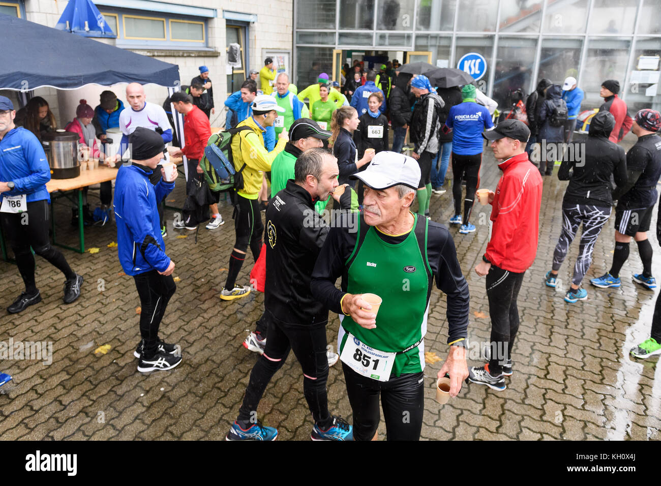 Karlsruhe, Deutschland. 12th Nov, 2017. Feature Verpflegung. Nach dem Lauf erfreuten sich die Teilnehmer an heissem Titronentee. GES/ Leichtathletik: Schlossparklauf des Karlsruher SC, 12.11.2017 -- |usage worldwide Credit: dpa/Alamy Live News Stock Photo