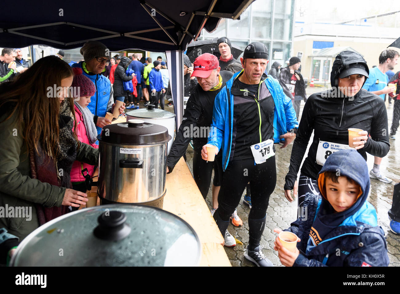 Karlsruhe, Deutschland. 12th Nov, 2017. Feature Verpflegung. Nach dem Lauf erfreuten sich die Teilnehmer an heissem Titronentee. GES/ Leichtathletik: Schlossparklauf des Karlsruher SC, 12.11.2017 -- |usage worldwide Credit: dpa/Alamy Live News Stock Photo