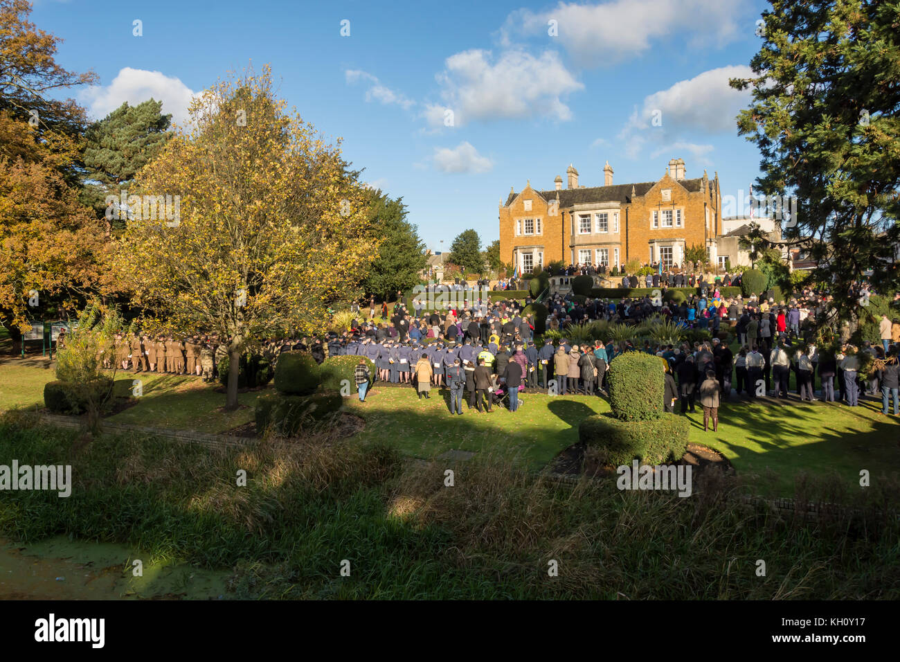 Melton Mowbrey 12 November 2017: Blue skies white clouds, Lest we forget open air rememberance service held in the memorial gardens.   ©Clifford Norton/Alamy Live Stock Photo