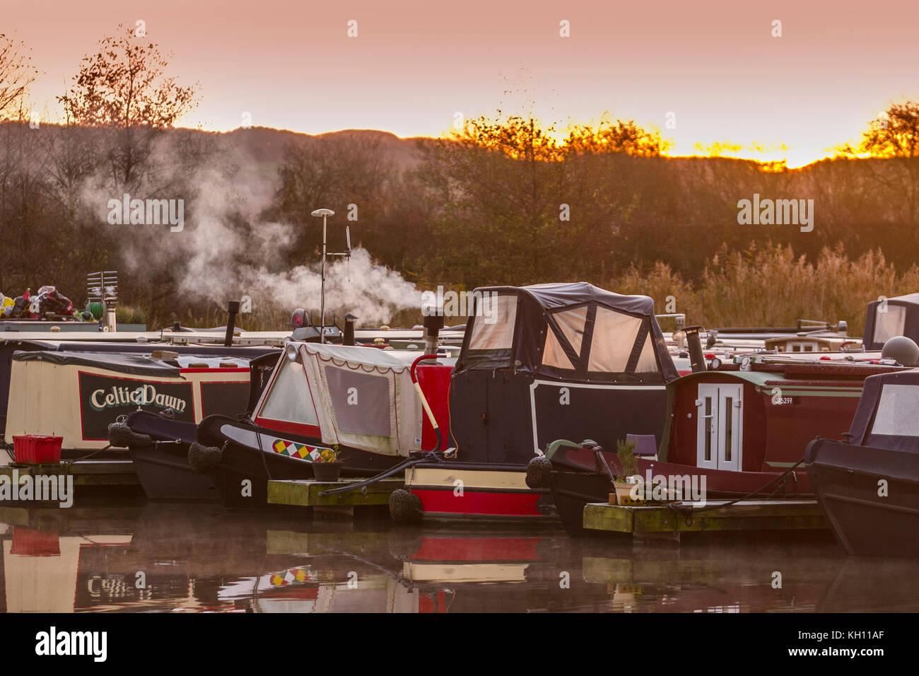 Rufford, Lancashire. UK. Weather. 13/11/2017. Cold Start to the day. Cold weather brings increased risk for houseboat owners. Boat owners and people living on houseboats have being urged to think about how to protect their vessels from fire. In the past 20 years, national figures show that 60 boaters have been killed as a result of a boat fire or carbon monoxide incident. CO poisoning is most likely to be caused by the exhaust emissions of portable generators, or problems with solid fuel stoves including flue pipes. Credit: MediaWorldImages/Alamy Live News Stock Photo