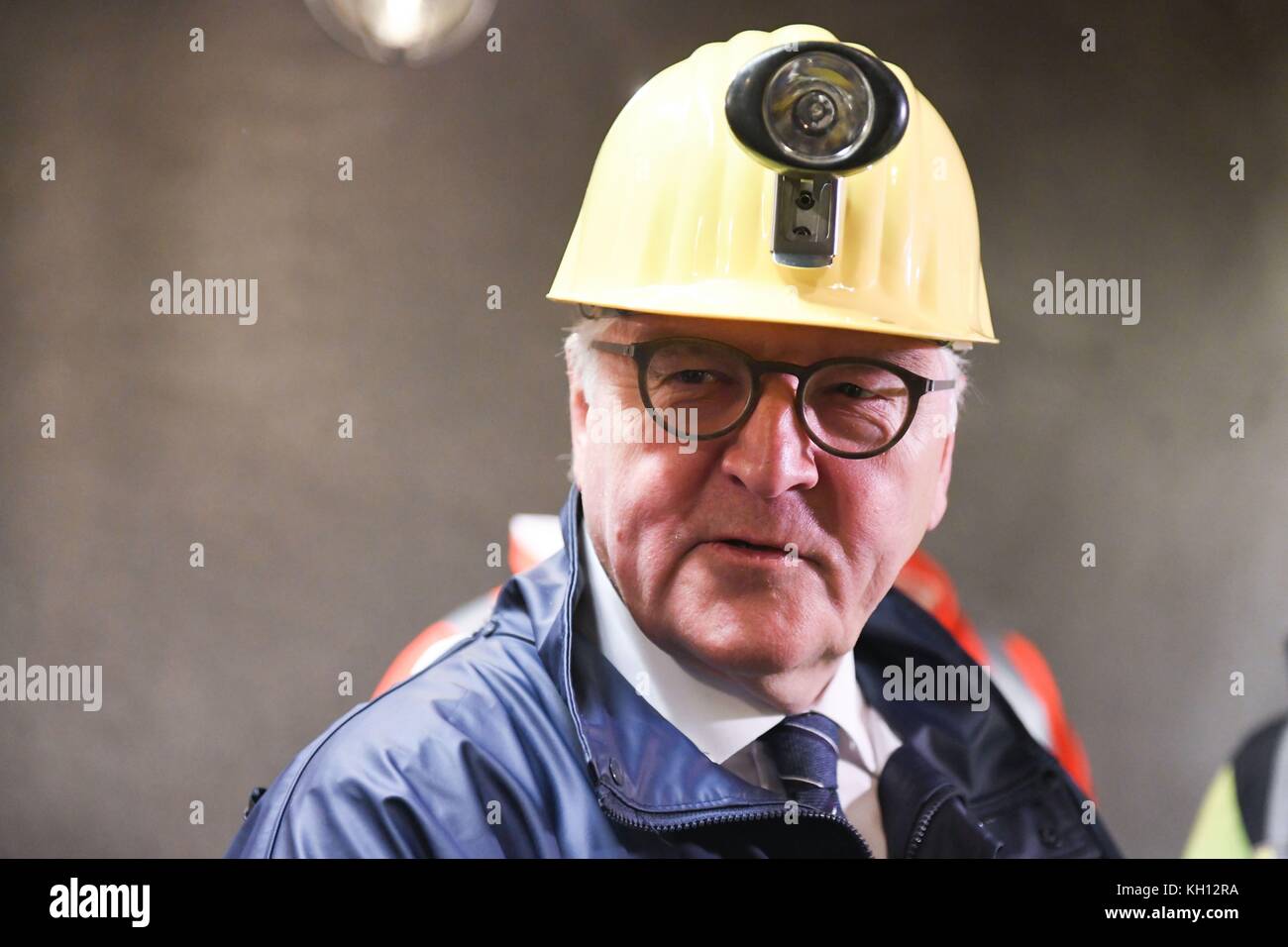 Oberwiesenthal, Germany. 13th Nov, 2017. German President Frank-Walter Steinmeier visiting the Niederschlag pit in Oberwiesenthal, Germany, 13 November 2017. President Steinmeier is with his wife on a two-day visit to Saxony. Credit: Sebastian Kahnert/dpa-Zentralbild/dpa/Alamy Live News Stock Photo