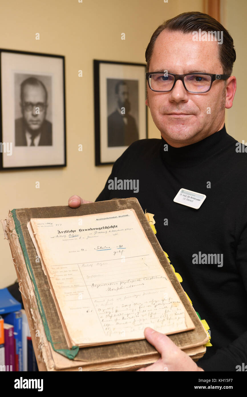 Stralsund, Germany. 08th Nov, 2017. Dr. Jan Armbruster, leading senior physician of the Stralsund forensic psychiatry, holding up the Falla file from 1921 in Stralsund, Germany, 08 November 2017. The renown author Rudolf Ditzen, whose pseudonym is Hans Fallada, is among about 1000 files of patients between 1912 and 1939 that are being handed over to the national archive in Mecklenburg-Western Pomerania on 17 November 2017. Credit: Stefan Sauer/dpa/Alamy Live News Stock Photo