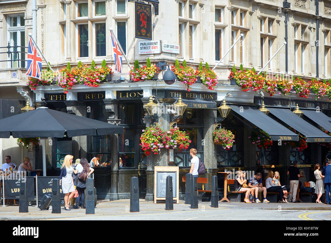 Alle Patent reservation The Red Lion pub on Whitehall, Westminster, London Stock Photo - Alamy