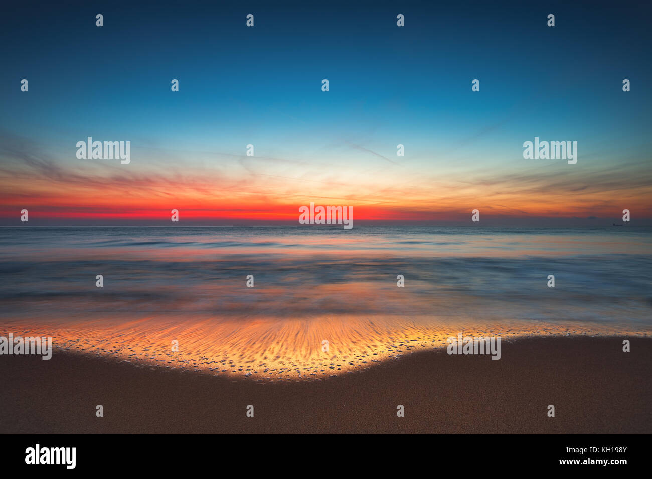 Dramatic sunrise over the sea waves Stock Photo - Alamy