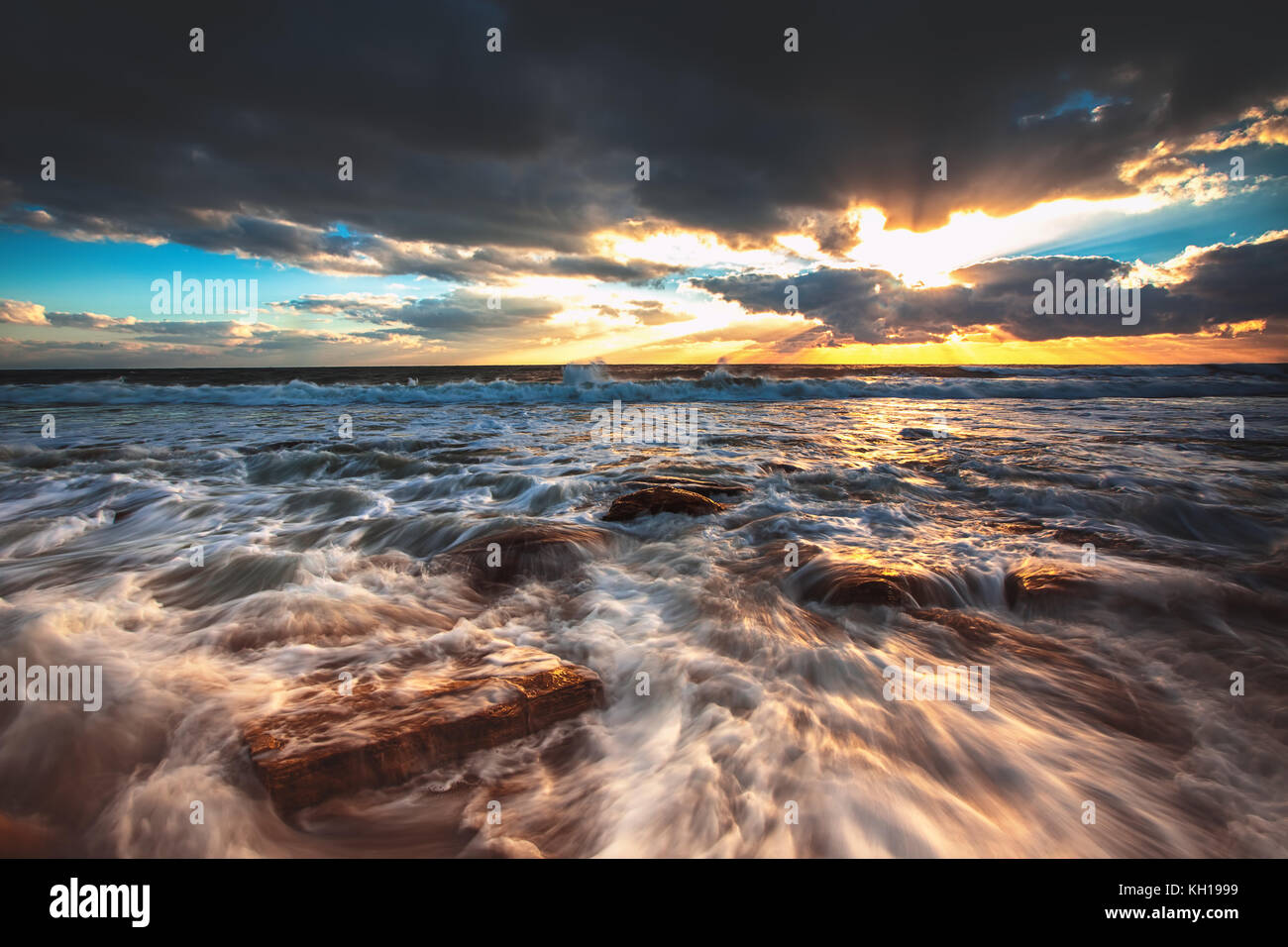 Dramatic sunrise over the sea waves Stock Photo - Alamy