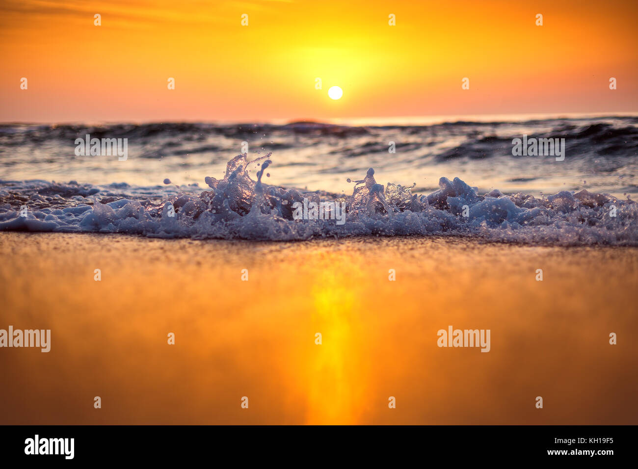 Sunrise over breaking waves hi-res stock photography and images - Alamy