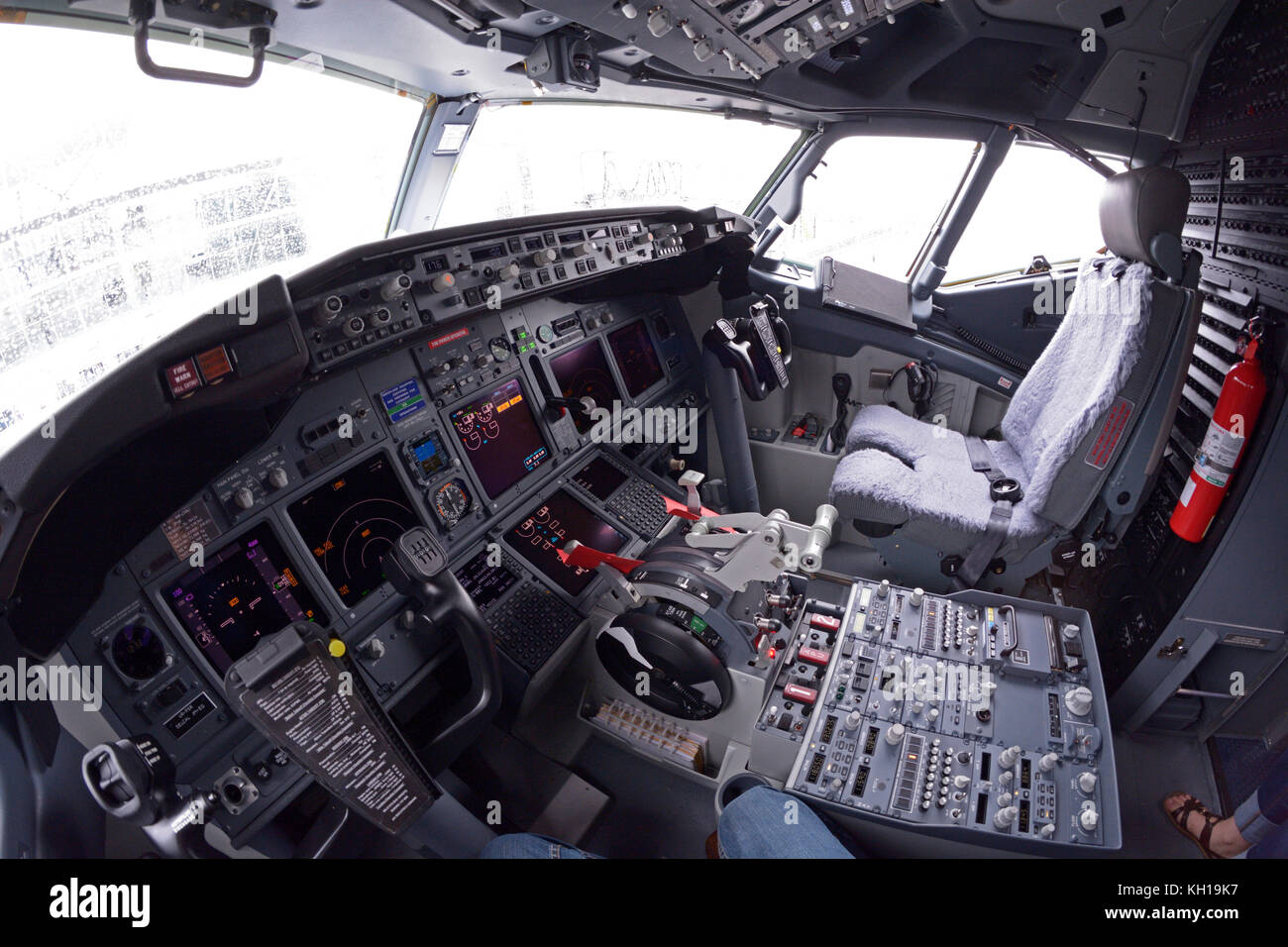 Dashboard in a cockpit of an aircraft Boeing 737-400. Boryispil airport  administration's demonstration for mass-media newly purchased Boeing 737-400  Stock Photo - Alamy