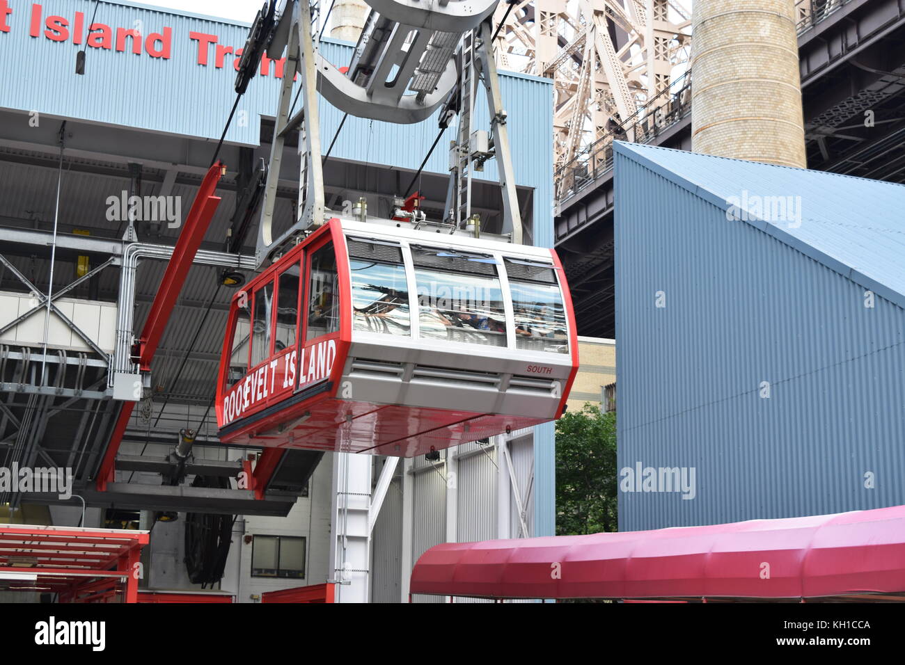 Cable Car leaving Roosevelt Island via the Roosevelt Island Tramway, New York City Stock Photo
