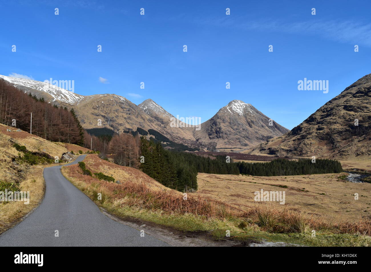 Buachaille Etive Beag and Buachaille Etive Mor U-shaped valley on a sunny day in Glencoe, taken from the road at Glen Etive Stock Photo