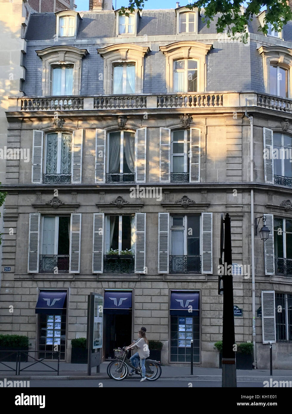 Classic Paris apartment building, Paris, 2017 Stock Photo Alamy
