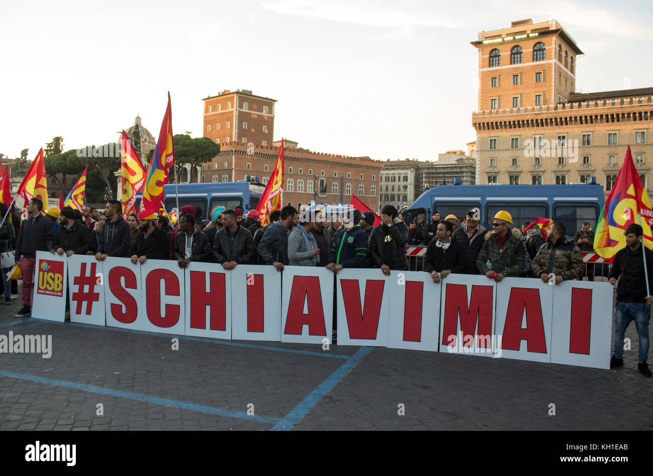 Rome, Italy. 11th Nov, 2017. General strike called by the usb, a basic ...