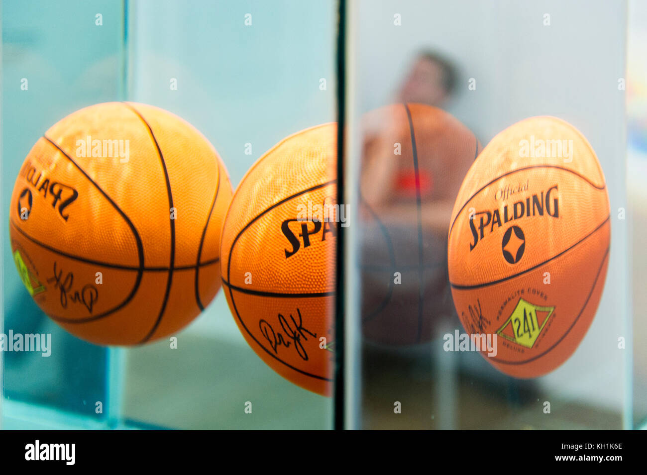 France. Paris (75), 1er Arr. Jeff koons exhibition. Beaubourg center. 'Three Ball Total Equilibrium Tank' Stock Photo