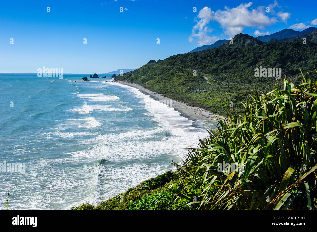 Long rocky beach along the road between Greymouth and Westport, South island, New  Zealand Stock Photo