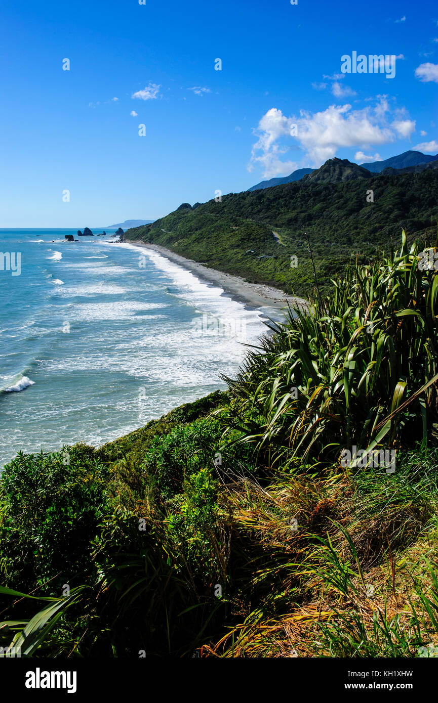 Long rocky beach along the road between Greymouth and Westport, South island, New  Zealand Stock Photo