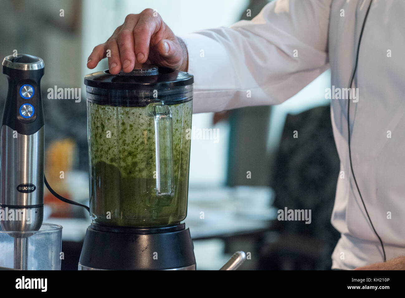 Chef using a blender to prepare a sauce Stock Photo Alamy