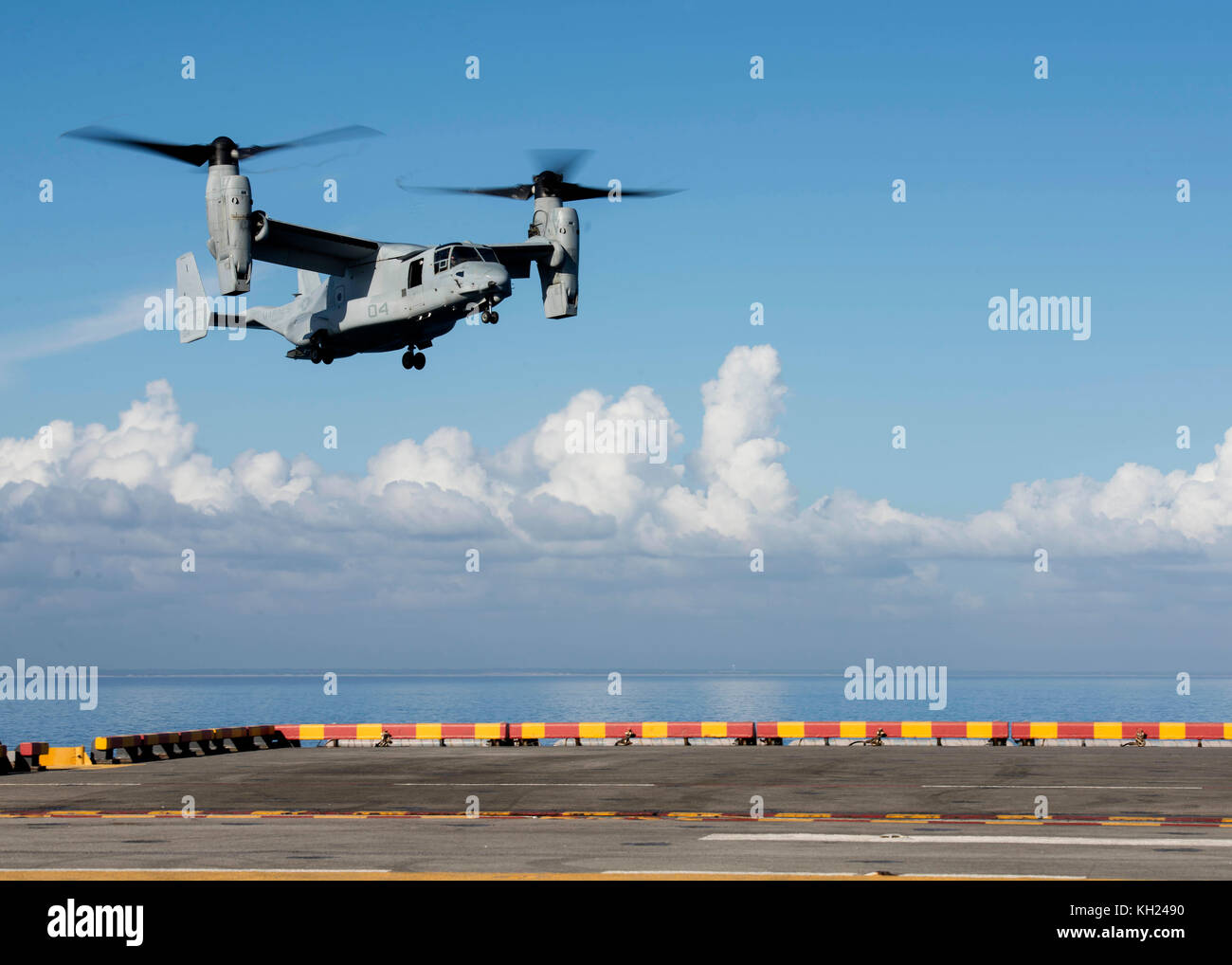 An MV-22B Osprey, attached to Marine Medium Tiltrotor Squadron 162, approaches the flight deck of the amphibious assault Stock Photo