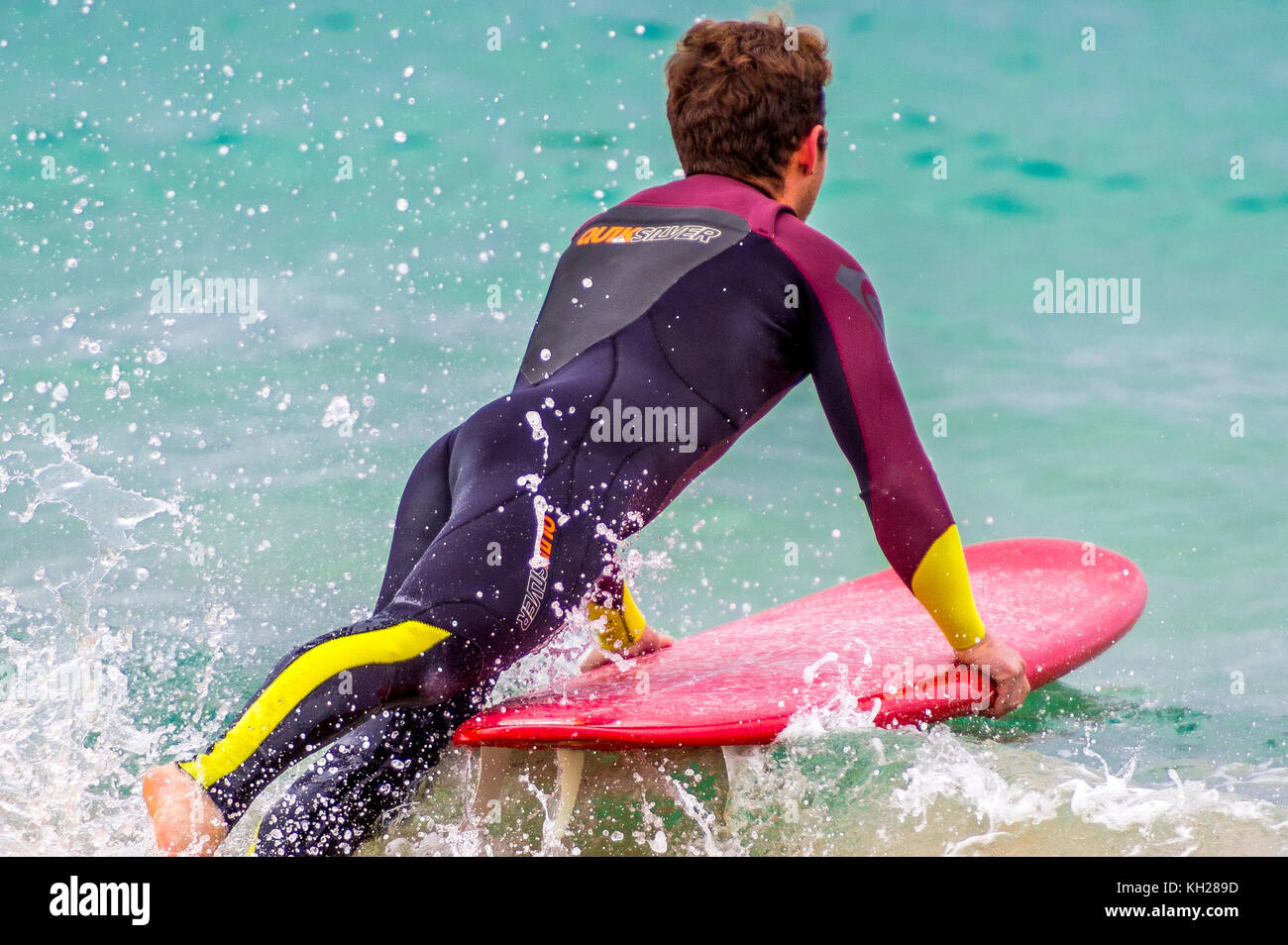 A surfer enters the water at Bondi Beach, Sydney, NSW, Australia Stock Photo