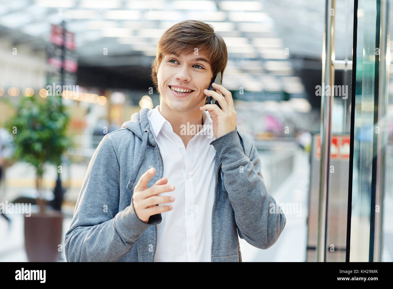 говорит по телефону. мужчина разговаривает по телефону. мужчина улыбается. мужчина звонит по телефону фотосессия. Some guy.