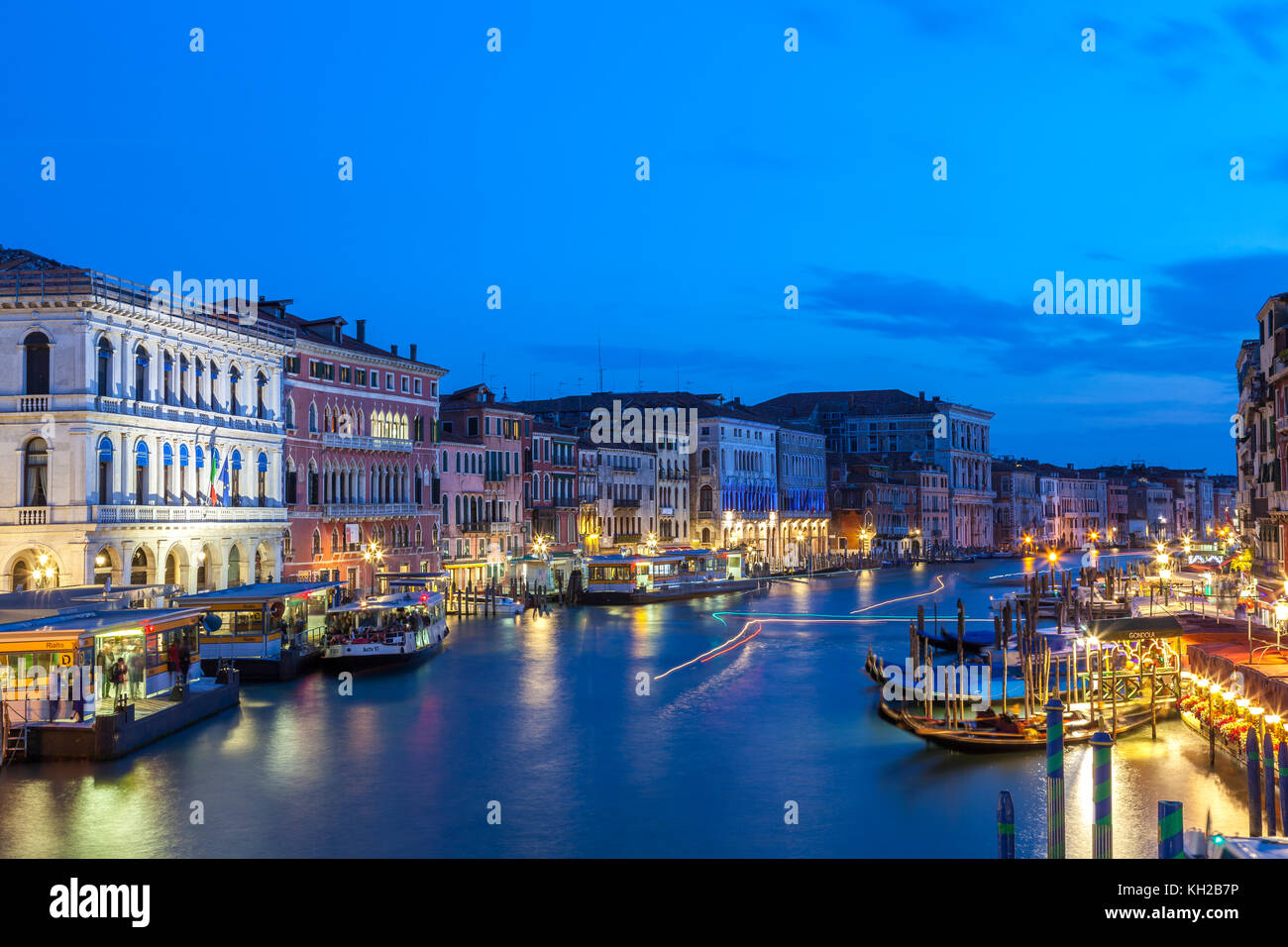 Blue hour view at dusk of the Grand Canal from Rialto, San marco ...