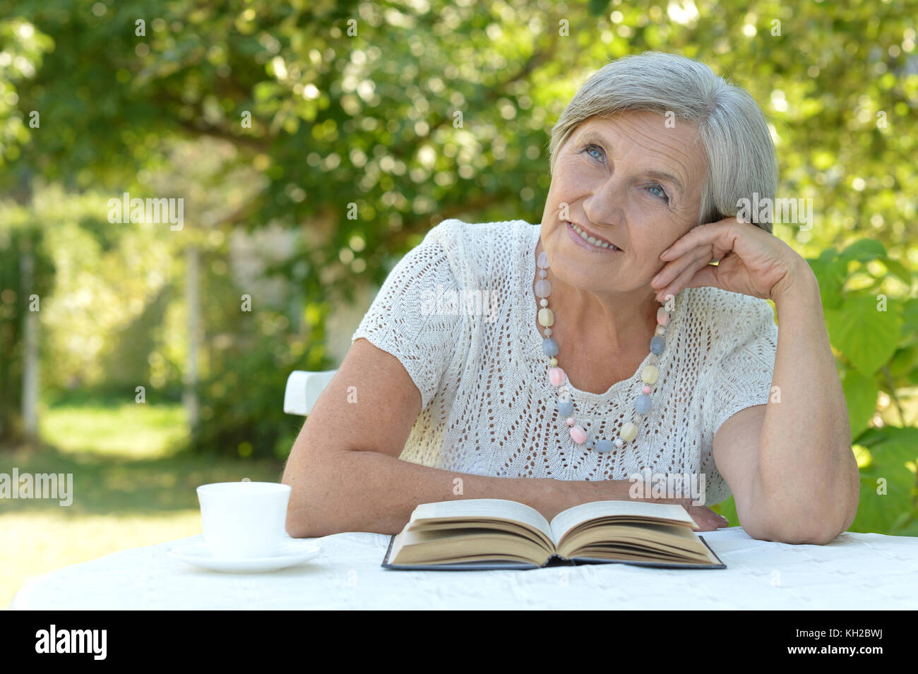 Дама постарше рассказ. Пожилая женщина читает. Пожилая женщина с книгой. Пожилая женщина читает книгу. Пожилой с Библией.