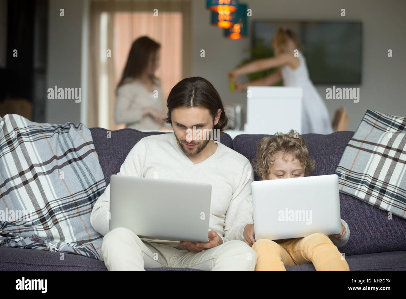 Семья на диване с планшетом. Dad is using it. Фото малышей до года. Obedience from parents. Семья с попкорном.