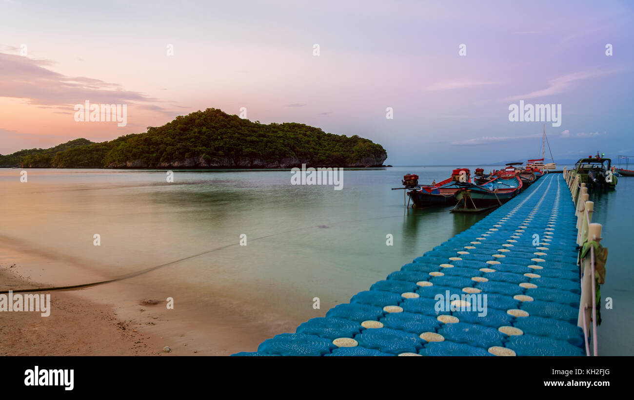 Floating bridge pier for tourist on the beach in front of Ko Wua Ta Lap island view Ko Phi during sunset at Mu Ko Ang Thong National Marine Park in Gu Stock Photo