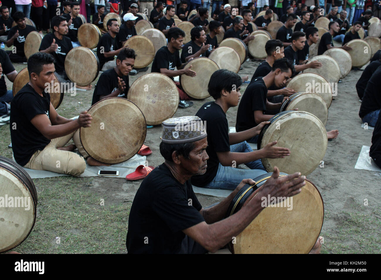 Lhokseumawe, Aceh, Indonesia. 12th Nov, 2017. Drumpers seen participating in the event.A total of 430 people played the art of ''Rapa'i Urouh'' at Iraq Square KotaLhokseumawe, Aceh, Indonesia. The performance of ''Rapa'i Urouh'' is held to define one of Aceh's cultural icons, so that the visiting tourists are expected to feel the traditions of Acehnese people to know the traditional culture, so as to maintain a more stable culture so that Aceh in the future can become a tourist destination completely free of foreign cultural influences. Credit: SOPA/ZUMA Wire/Alamy Live News Stock Photo