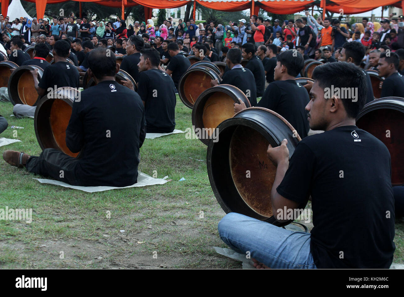 Lhokseumawe, Aceh, Indonesia. 12th Nov, 2017. Drumpers seen participating in the event.A total of 430 people played the art of ''Rapa'i Urouh'' at Iraq Square KotaLhokseumawe, Aceh, Indonesia. The performance of ''Rapa'i Urouh'' is held to define one of Aceh's cultural icons, so that the visiting tourists are expected to feel the traditions of Acehnese people to know the traditional culture, so as to maintain a more stable culture so that Aceh in the future can become a tourist destination completely free of foreign cultural influences. Credit: SOPA/ZUMA Wire/Alamy Live News Stock Photo