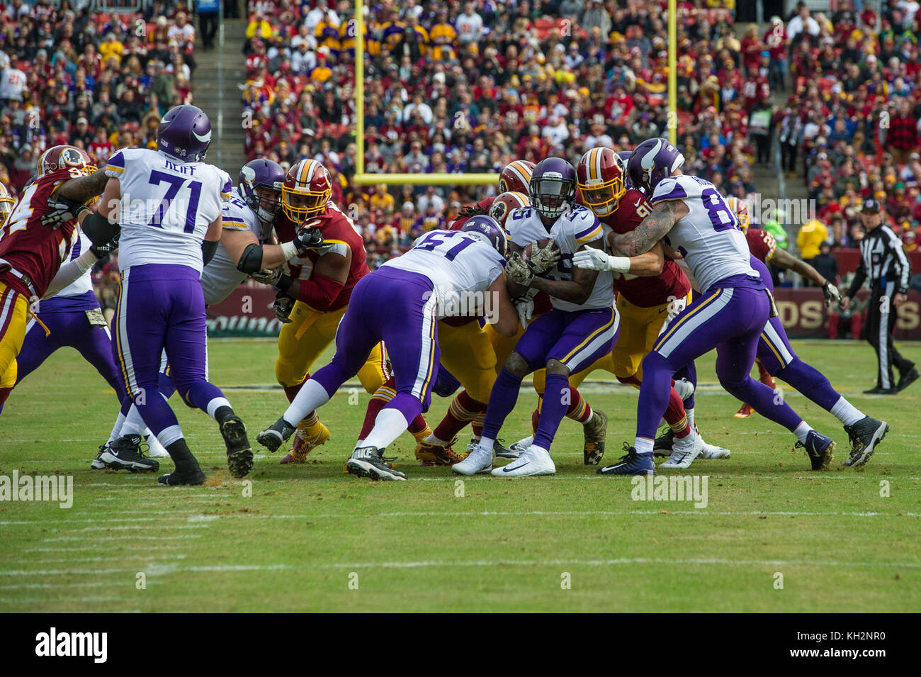 Landover, MD, USA. 12th Nov, 2017. Minnesota Vikings running back Latavius Murray (25) meets the Redskins defensive line and gets pushed backwards during the matchup between the Minnesota Vikings and the Washington Redskins at FedEx Field in Landover, MD. Credit: csm/Alamy Live News Stock Photo