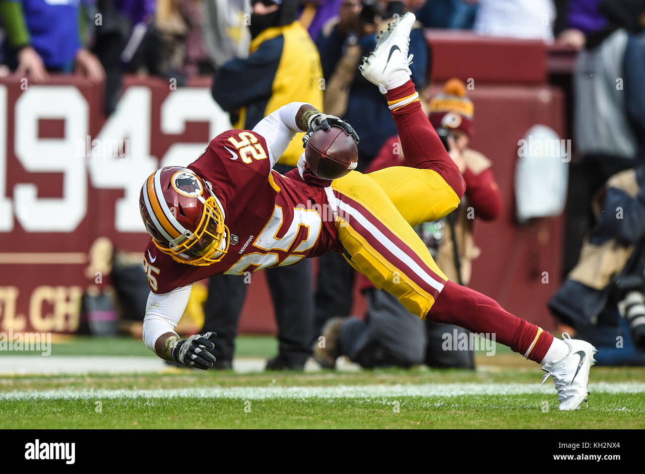 Landover, MD, USA. 12th Nov, 2017. Washington Redskins running back Chris Thompson (25) catches the pass on the 5 yard line during the matchup between the Minnesota Vikings and the Washington Redskins at FedEx Field in Landover, MD. Credit: csm/Alamy Live News Stock Photo