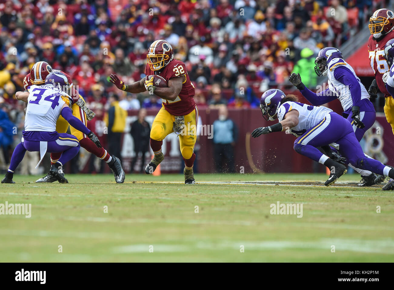Landover, MD, USA. 12th Nov, 2017. Washington Redskins running back Samaje Perine (32) hits an open hole with the ball during the matchup between the Minnesota Vikings and the Washington Redskins at FedEx Field in Landover, MD. Credit: csm/Alamy Live News Stock Photo