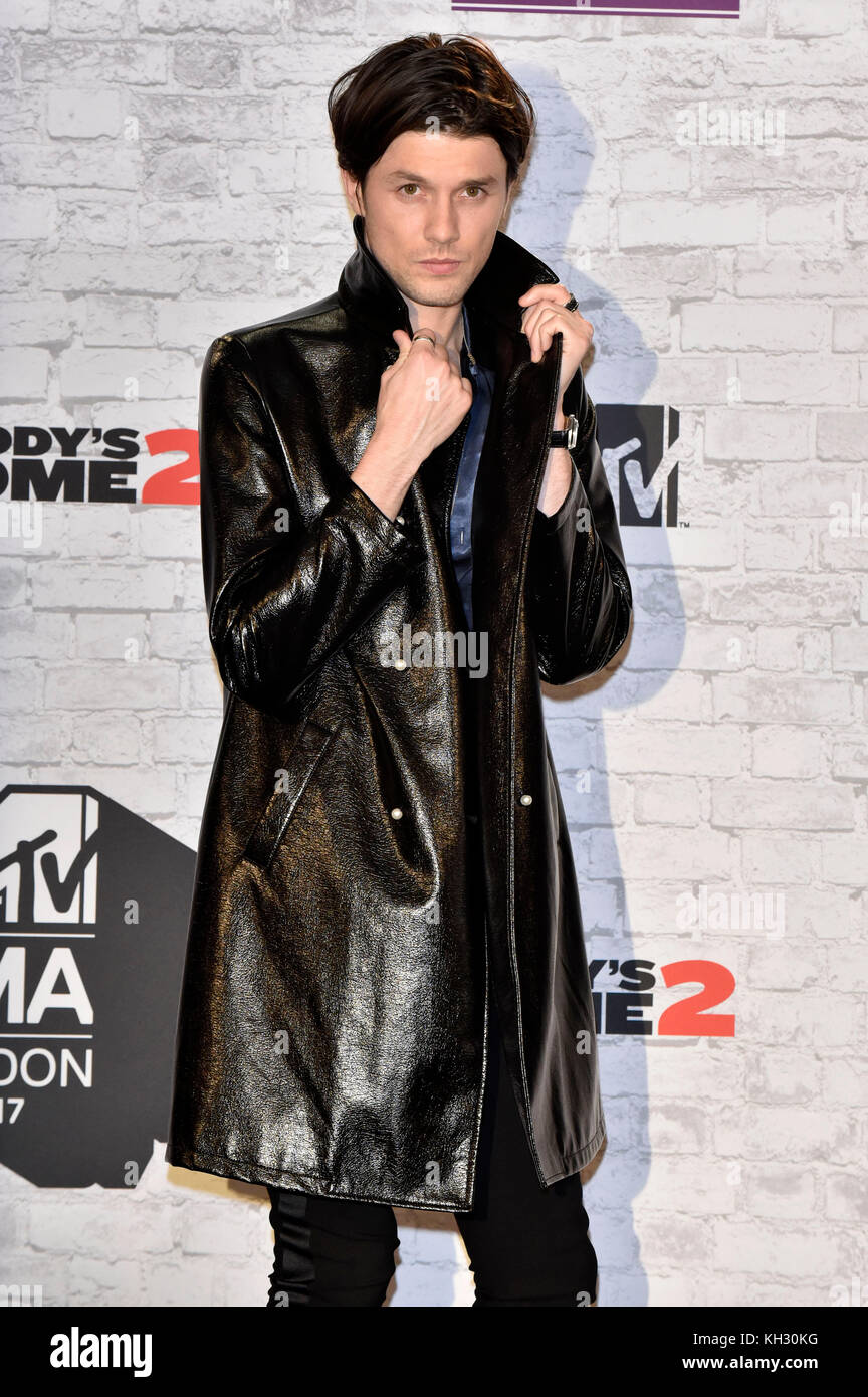 James Bay poses in the winner's room during the MTV European Music Awards  2017 at the Wembley Arena on November 12, 2017 in London, England. |  Verwendung weltweit Stock Photo - Alamy