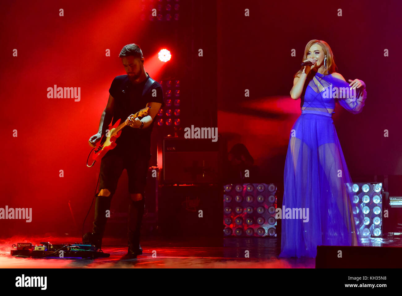 Er, xotin va bekasi jinsiy aloqa video Pantiessiz taytlarda, it uslubida