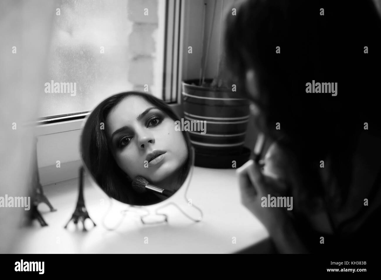 Girl doing makeup black and white Stock Photo - Alamy