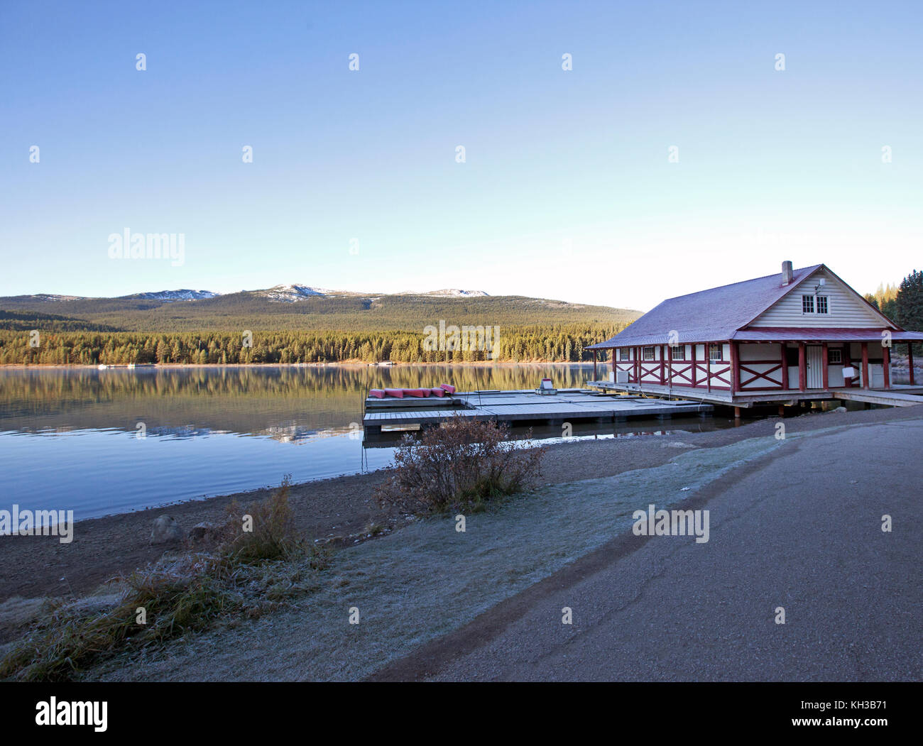 View of lake beside mountain hi-res stock photography and images - Alamy