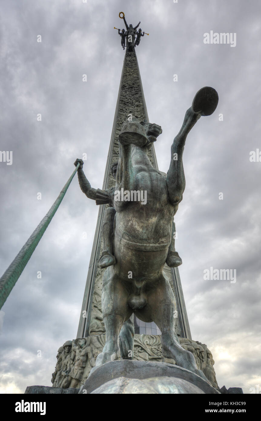 Poklonnaya Hill Obelisk, in Victory Park, Moscow, Russia. Statue of Nike on  top with Saint George slaying a dragon below. Commemorating the victory ov  Stock Photo - Alamy