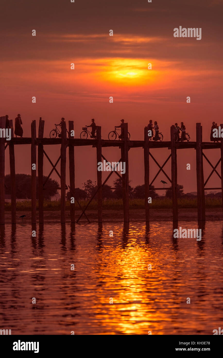 U Bein Bridge at sunset. Amarapura near Mandalay in Myanmar (Burma ...