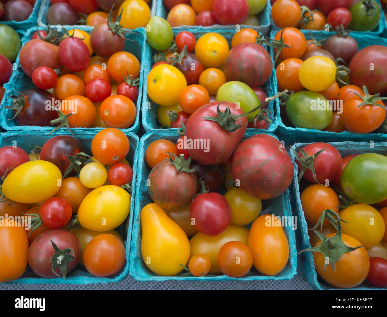 Tomatoes at the farmers market Stock Photo - Alamy