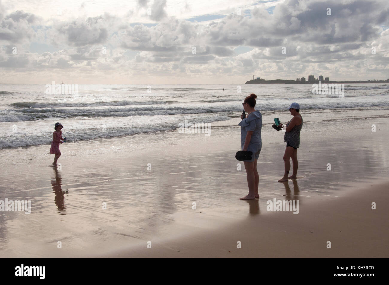 Family beach holiday sunshine hi-res stock photography and images - Alamy