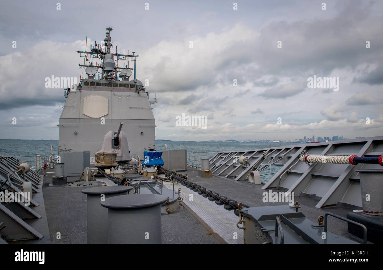 The Ticonderoga-class guided-missile cruiser USS Princeton (CG 59) transits the Singapore Strait. Stock Photo